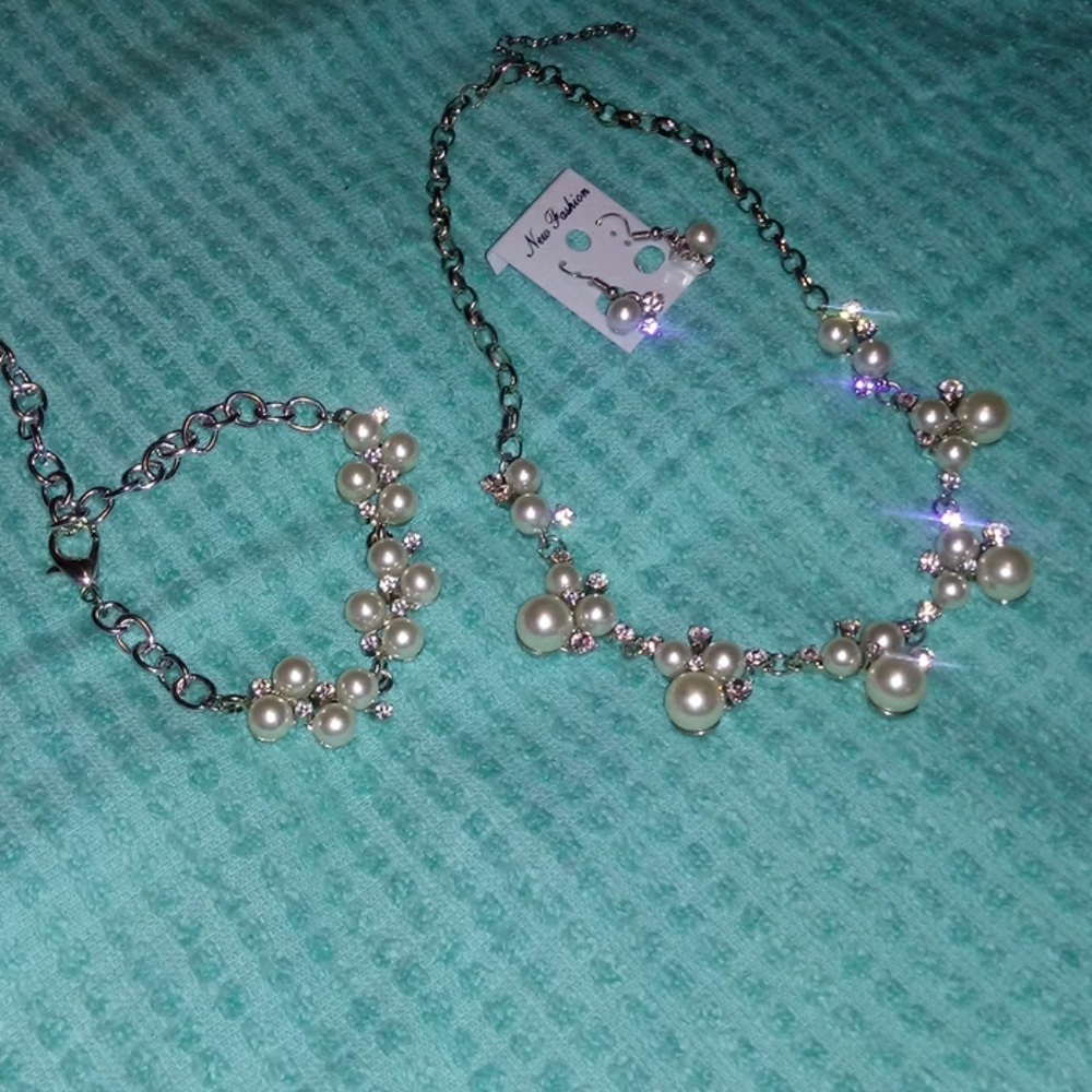 Set of pearl jewelry